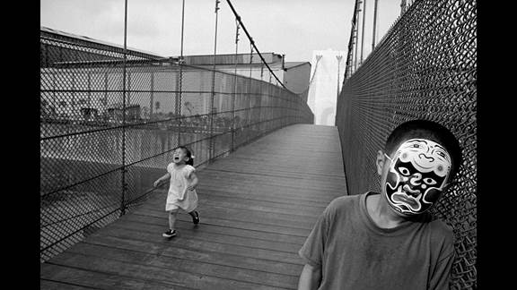 說明: Macintosh HD:Users:chendong:Desktop:張乾琦 工作坊:工作坊:官方作品:中文圖說:不存在的戰(zhàn)爭:6. 張乾琦，“不存在的戰(zhàn)爭”視頻截圖，2017.jpg