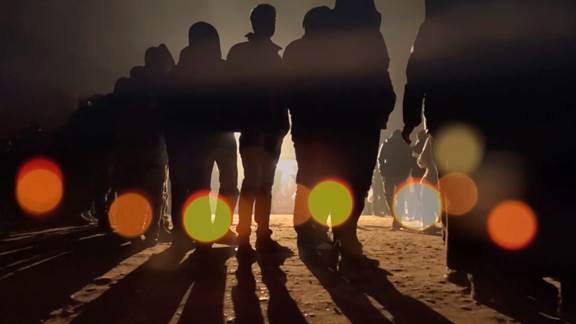 說明: Macintosh HD:Users:chendong:Desktop:張乾琦 工作坊:工作坊:官方作品:中文圖說:AZMA:5. 張乾琦，“AZMA”視頻截圖，2017 .jpg