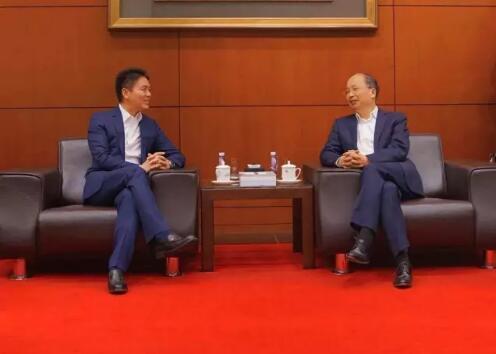 中國工商銀行董事長易會滿和京東集團董事局主席兼首席執(zhí)行官劉強東見證了雙方合作協(xié)議的簽署。 