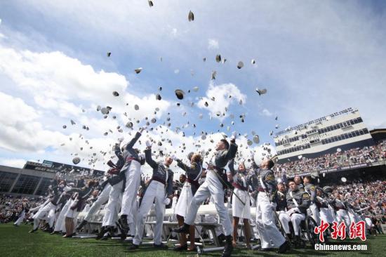 玩轉(zhuǎn)各國(guó)高校畢業(yè)典禮:日本Cosplay 耶魯帽子盛會(huì) 玩轉(zhuǎn)各國(guó)高校畢業(yè)典禮:日本Cosplay 耶魯帽子盛會(huì)