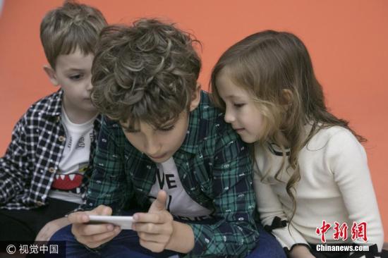 外報(bào):一天滑手機(jī)80次 孩子網(wǎng)癮過高怎么辦?