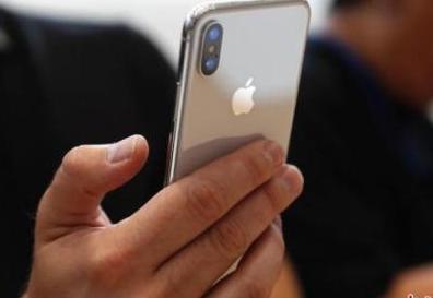 愛手機(jī)多于愛孩子？家長(zhǎng)應(yīng)設(shè)親子時(shí)間