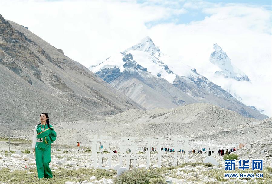 （文化）（5）“格?；ㄩ_”西藏民族服飾秀亮相珠峰大本營