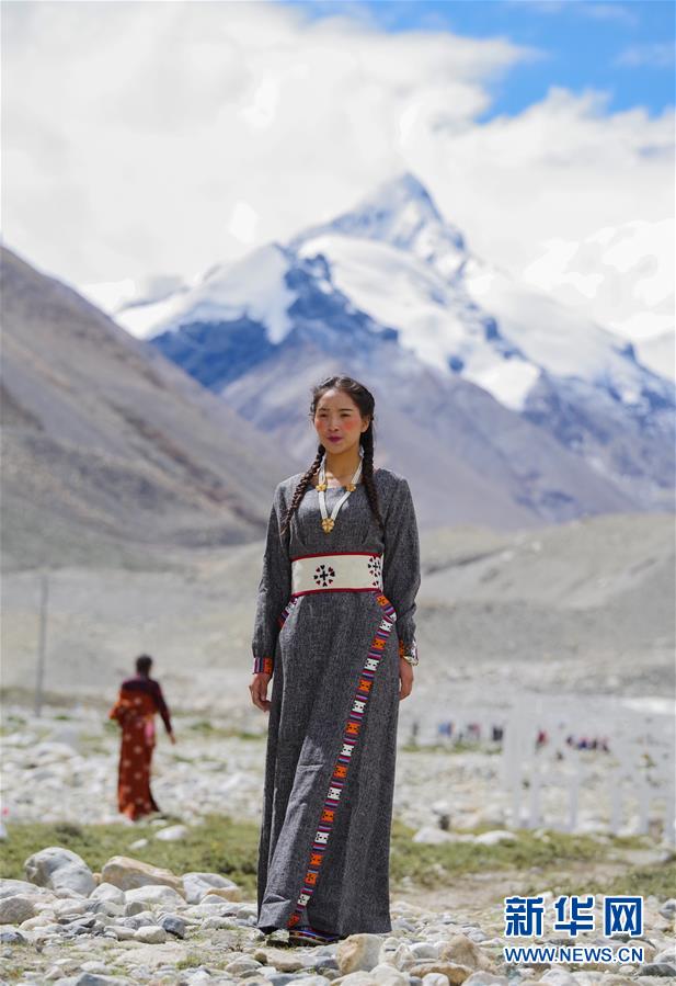 （文化）（3）“格?；ㄩ_(kāi)”西藏民族服飾秀亮相珠峰大本營(yíng)
