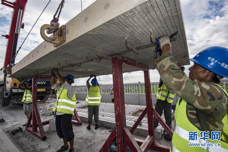 （經(jīng)濟(jì)）（6）昌贛高鐵首段無(wú)砟軌道鋪通