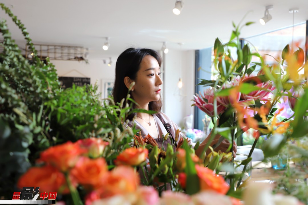 每天和花打交道是一個(gè)幸福的職業(yè)，但同時(shí)也充滿(mǎn)壓力和挑戰(zhàn)，“花在呈現(xiàn)給客人的那一瞬間是美好的，但前面的每一個(gè)步驟都是很辛苦的?！蓖趵桄抡f(shuō)，花藝是最原始的手工藝產(chǎn)品，沒(méi)有辦法機(jī)械化、流程化和規(guī)?；仨氁秒p手一點(diǎn)點(diǎn)地賦予其生命和美感。圖為王黎媛在挑選制作花束的鮮花。新華網(wǎng) 周亞平/攝 念新洪/文
